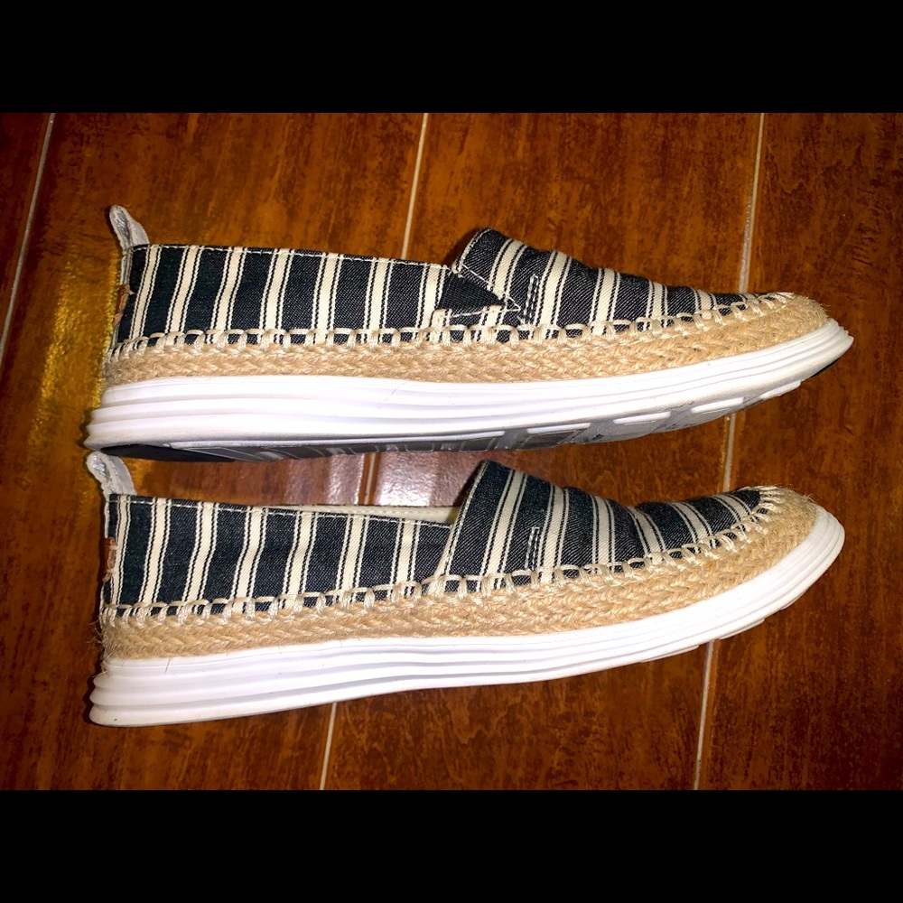 Cole Hann like new flats
